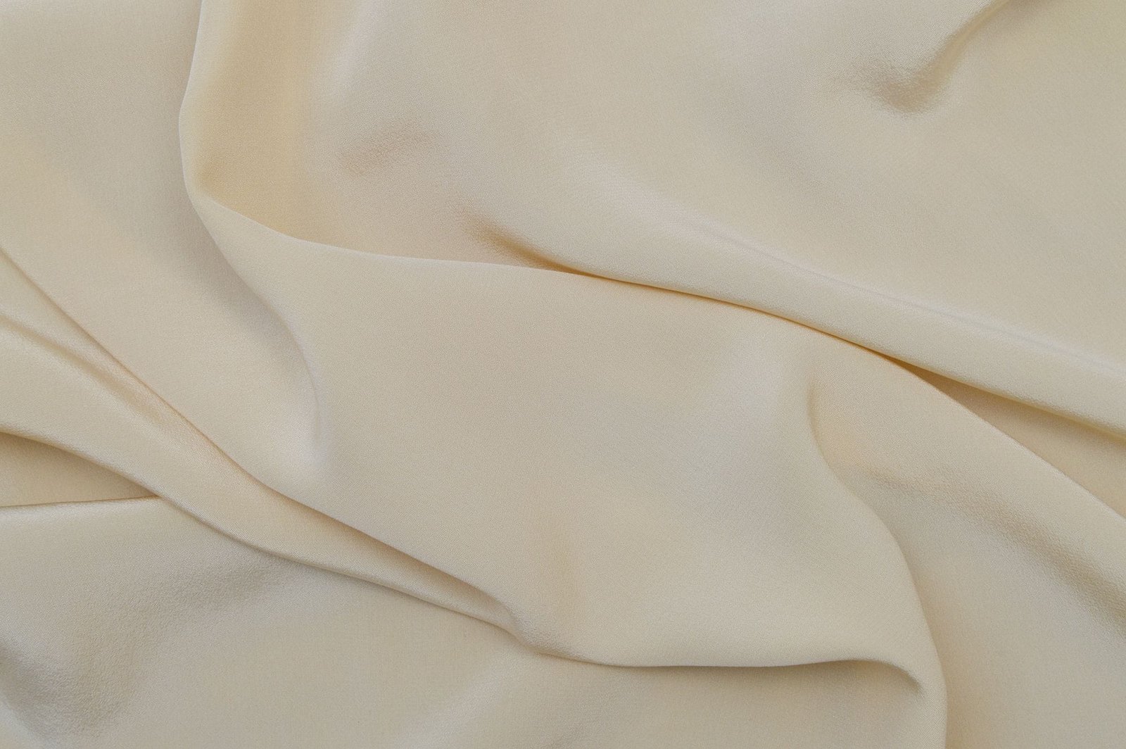 Weiche Seidenfalten in Creme