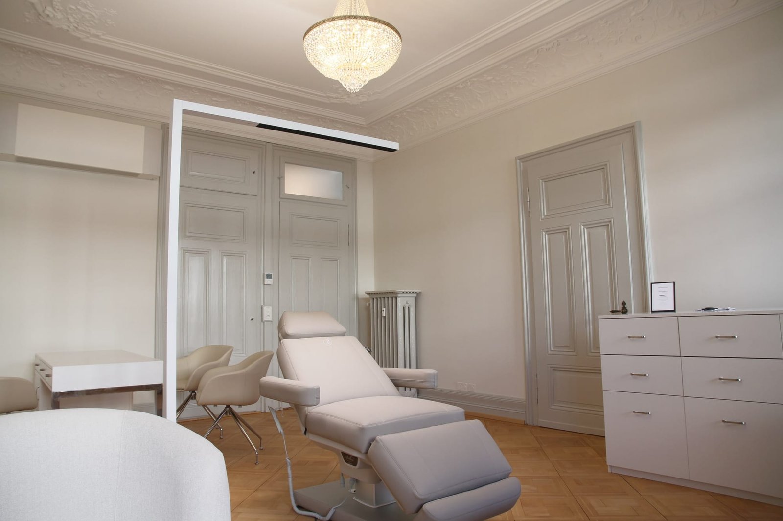 Behandlungszimmer der Klinik mit Behandlungsstuhl und Stuckdecke
