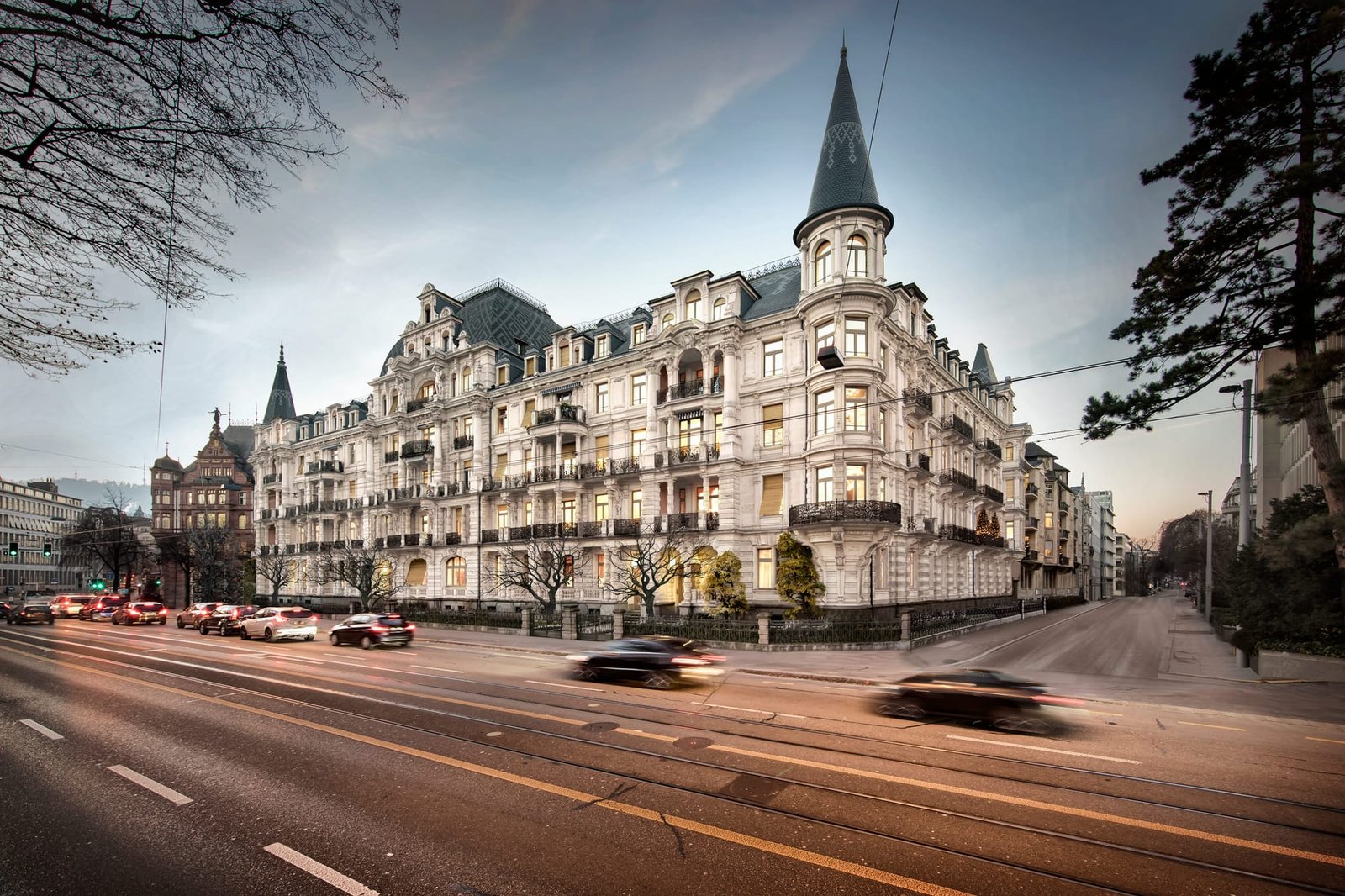 Das Weisse Schloss in Zürich Enge am Abend